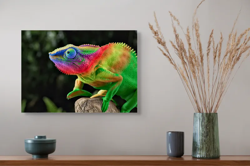 Tablou Canvas, "Cameleonul în culori vibrante ale junglei", Cameleon, Colorat, Texturat, Exotic, Vibrant, Fascinant, Natură, Reptilă, Transformare, Adaptabilitate, 54 x 39 cm – poza 4