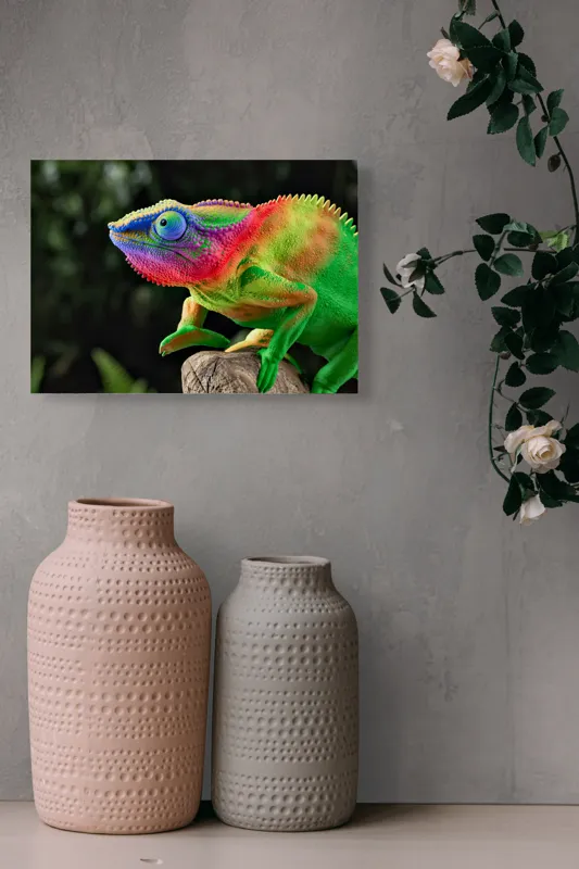 Tablou Canvas, "Cameleonul în culori vibrante ale junglei", Cameleon, Colorat, Texturat, Exotic, Vibrant, Fascinant, Natură, Reptilă, Transformare, Adaptabilitate, 54 x 39 cm – poza 8