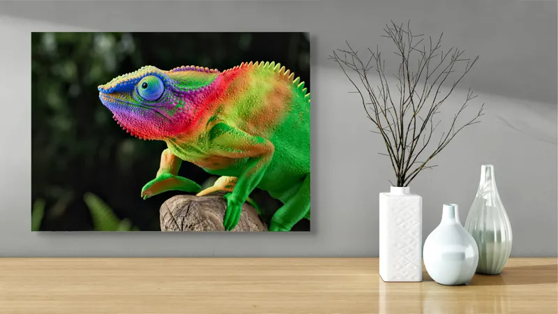 Tablou Canvas, "Cameleonul în culori vibrante ale junglei", Cameleon, Colorat, Texturat, Exotic, Vibrant, Fascinant, Natură, Reptilă, Transformare, Adaptabilitate, 70 x 50 cm – poza 3