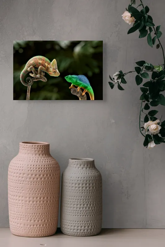 Tablou Canvas, "Cameleonii în dialog subtil cromatic", Chameleon, Encounter, Nature, Curious, Colors, Contrast, Interaction, Exotic, Reptiles, 39 x 26 cm – poza 4