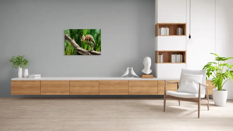 Tablou Canvas, "Cameleon odihnindu-se pe o creangă", Cameleon, Ramură, Verde, Textură, Natură, Piele, Ochi, Fundal, Frunze, Camuflaj, 100 x 70 cm – poza 6