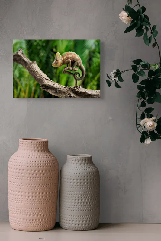 Tablou Canvas, "Cameleon odihnindu-se pe o creangă", Cameleon, Ramură, Verde, Textură, Natură, Piele, Ochi, Fundal, Frunze, Camuflaj, 39 x 26 cm – poza 4