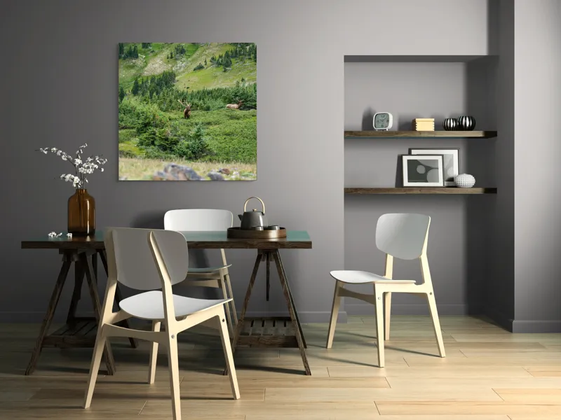 Tablou Canvas, "Elan regal în pădurile de smarald", Cerb, Pădure, Munte, Verdeață, Natură, Liniște, Libertate, Aventura, Peisaj, Sălbăticie, 100 x 100 cm – poza 6