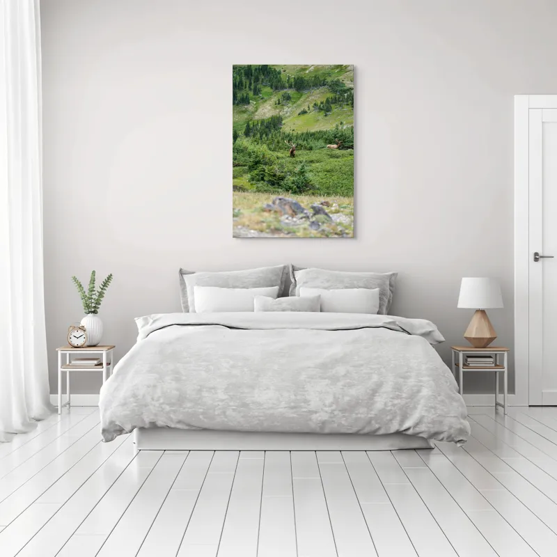 Tablou Canvas, "Elan regal în pădurile de smarald", Cerb, Pădure, Munte, Verdeață, Natură, Liniște, Libertate, Aventura, Peisaj, Sălbăticie, 70 x 100 cm – poza 3