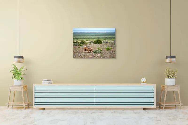Tablou Canvas, "Mistret rătăcitor în savana africană", Mist, Pășune, Warthog, Vegetație, Serenitate, Orizont, Liniște, 100 x 70 cm – poza 4