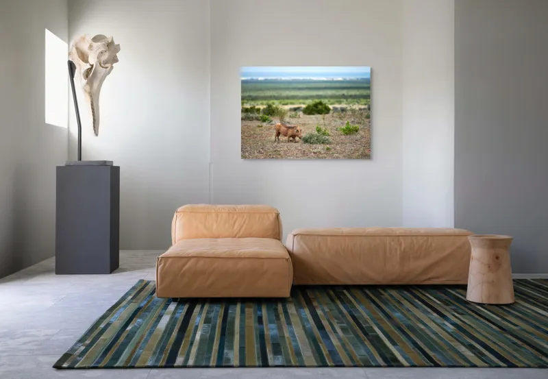 Tablou Canvas, "Mistret rătăcitor în savana africană", Mist, Pășune, Warthog, Vegetație, Serenitate, Orizont, Liniște, 100 x 70 cm – poza 7