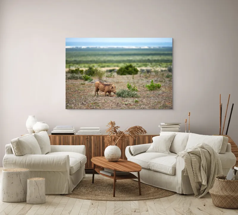 Tablou Canvas, "Mistret rătăcitor în savana africană", Mist, Pășune, Warthog, Vegetație, Serenitate, Orizont, Liniște, 150 x 100 cm – poza 3