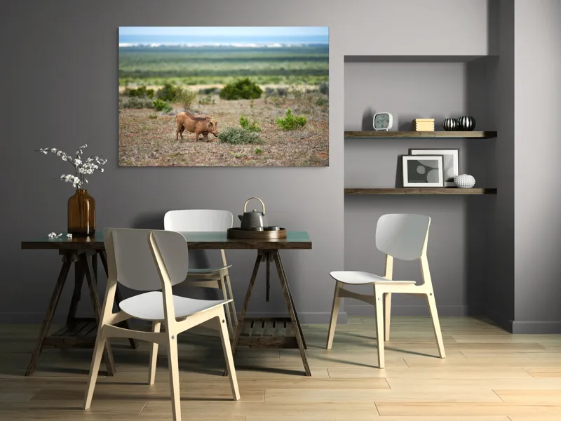 Tablou Canvas, "Mistret rătăcitor în savana africană", Mist, Pășune, Warthog, Vegetație, Serenitate, Orizont, Liniște, 150 x 100 cm – poza 5