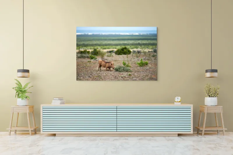 Tablou Canvas, "Mistret rătăcitor în savana africană", Mist, Pășune, Warthog, Vegetație, Serenitate, Orizont, Liniște, 150 x 100 cm – poza 6