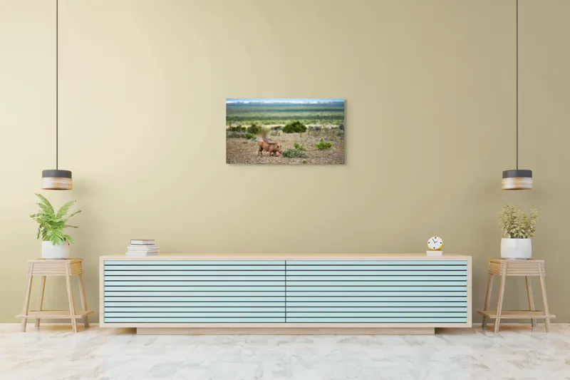 Tablou Canvas, "Mistret rătăcitor în savana africană", Mist, Pășune, Warthog, Vegetație, Serenitate, Orizont, Liniște, 90 x 50 cm – poza 5