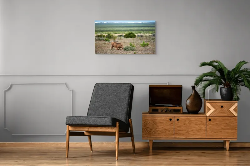 Tablou Canvas, "Mistret rătăcitor în savana africană", Mist, Pășune, Warthog, Vegetație, Serenitate, Orizont, Liniște, 90 x 50 cm – poza 6