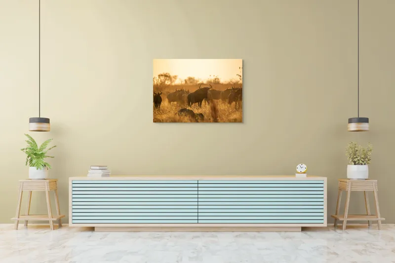 Tablou Canvas, "Turma de gnu în lumina apusului", Wildebeest, Apus, Savană, Siluete, Întuneric, Peisaj, Iarbă, Animale, Nature, Serenitate, 100 x 70 cm – poza 4