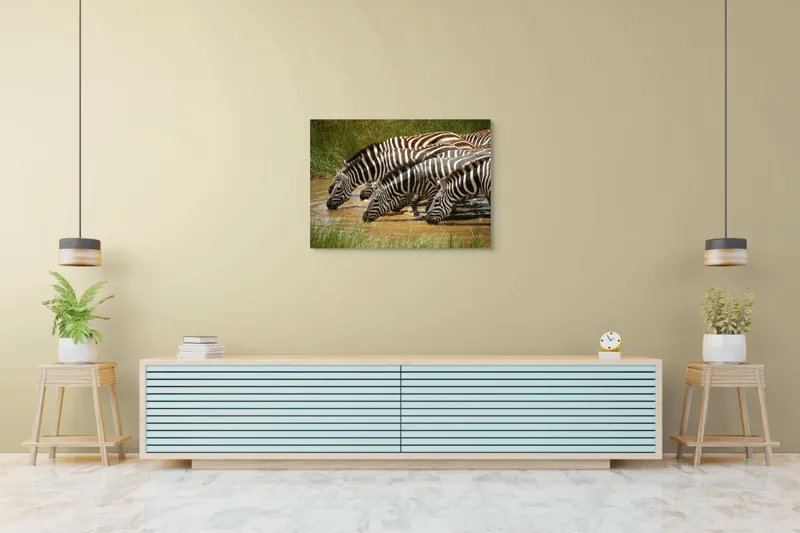 Tablou Canvas, "Zebre la adăpat în savană", Zebre, Apă, Dungi, Natură, Verdeață, Reflecții, Armonie, Animale, Contrast, 100 x 70 cm – poza 4
