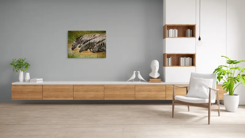 Tablou Canvas, "Zebre la adăpat în savană", Zebre, Apă, Dungi, Natură, Verdeață, Reflecții, Armonie, Animale, Contrast, 100 x 70 cm – poza 6