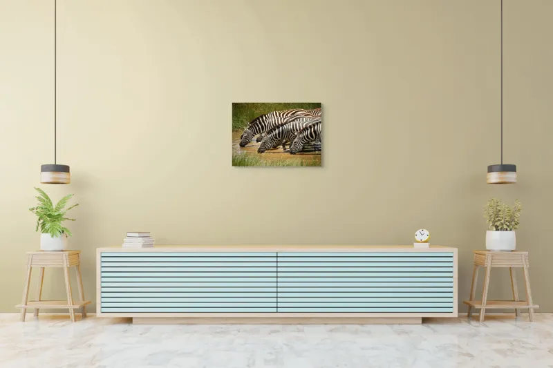 Tablou Canvas, "Zebre la adăpat în savană", Zebre, Apă, Dungi, Natură, Verdeață, Reflecții, Armonie, Animale, Contrast, 70 x 50 cm – poza 7
