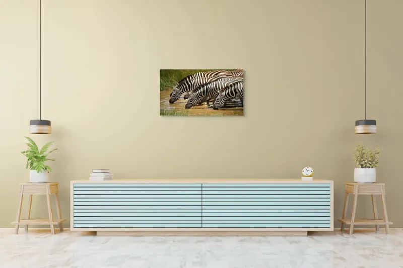 Tablou Canvas, "Zebre la adăpat în savană", Zebre, Apă, Dungi, Natură, Verdeață, Reflecții, Armonie, Animale, Contrast, 90 x 50 cm – poza 5