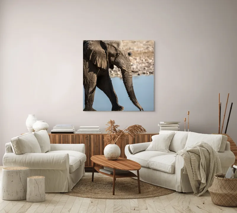 Tablou Canvas, "Elefant în apropierea apei albastre", Elefant, Trunchi, Apă, Peisaj, Urechi, Natură, Textură, Maro, Reflecție, 100 x 100 cm – poza 3