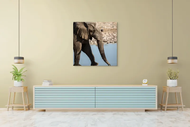 Tablou Canvas, "Elefant în apropierea apei albastre", Elefant, Trunchi, Apă, Peisaj, Urechi, Natură, Textură, Maro, Reflecție, 100 x 100 cm – poza 5