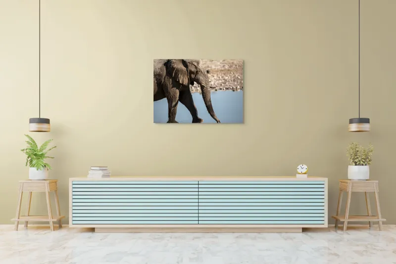 Tablou Canvas, "Elefant în apropierea apei albastre", Elefant, Trunchi, Apă, Peisaj, Urechi, Natură, Textură, Maro, Reflecție, 100 x 70 cm – poza 4