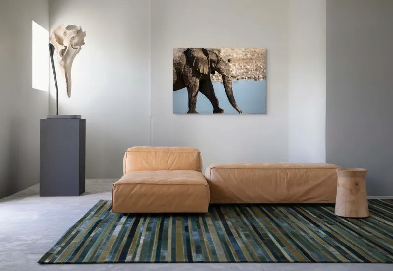Tablou Canvas, "Elefant în apropierea apei albastre", Elefant, Trunchi, Apă, Peisaj, Urechi, Natură, Textură, Maro, Reflecție, 100 x 70 cm – poza 7