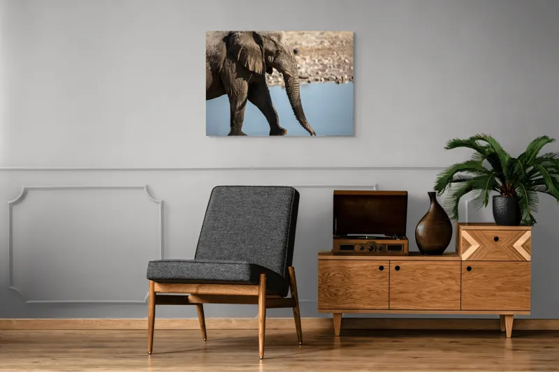 Tablou Canvas, "Elefant în apropierea apei albastre", Elefant, Trunchi, Apă, Peisaj, Urechi, Natură, Textură, Maro, Reflecție, 100 x 70 cm – poza 8