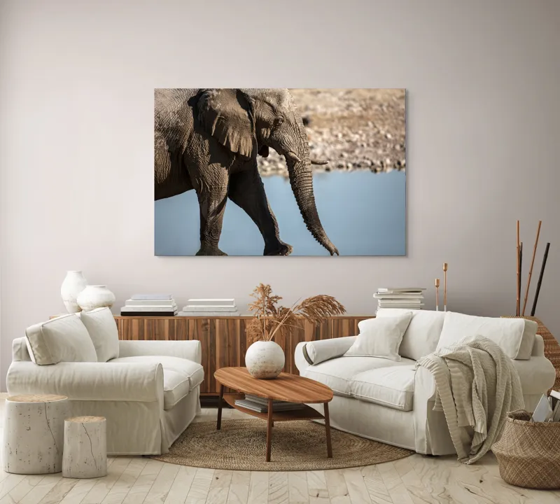 Tablou Canvas, "Elefant în apropierea apei albastre", Elefant, Trunchi, Apă, Peisaj, Urechi, Natură, Textură, Maro, Reflecție, 150 x 100 cm – poza 3