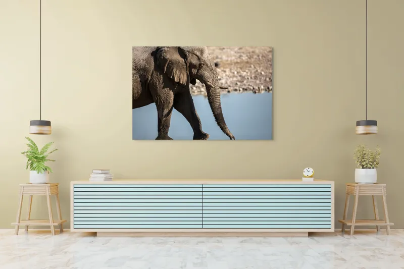 Tablou Canvas, "Elefant în apropierea apei albastre", Elefant, Trunchi, Apă, Peisaj, Urechi, Natură, Textură, Maro, Reflecție, 150 x 100 cm – poza 6