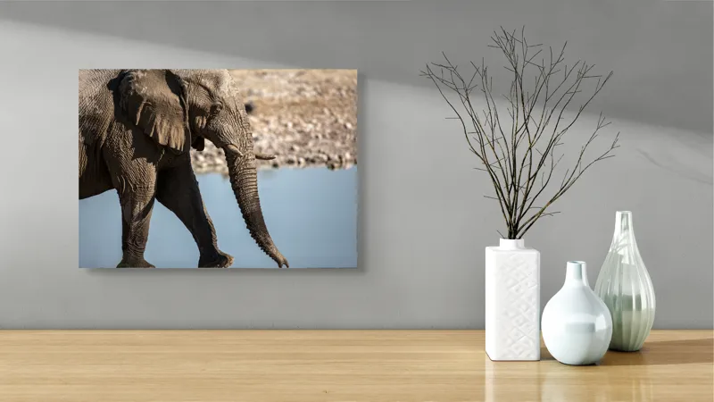 Tablou Canvas, "Elefant în apropierea apei albastre", Elefant, Trunchi, Apă, Peisaj, Urechi, Natură, Textură, Maro, Reflecție, 54 x 39 cm – poza 3