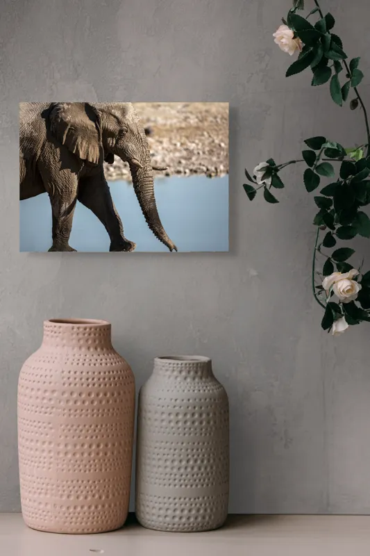 Tablou Canvas, "Elefant în apropierea apei albastre", Elefant, Trunchi, Apă, Peisaj, Urechi, Natură, Textură, Maro, Reflecție, 54 x 39 cm – poza 8