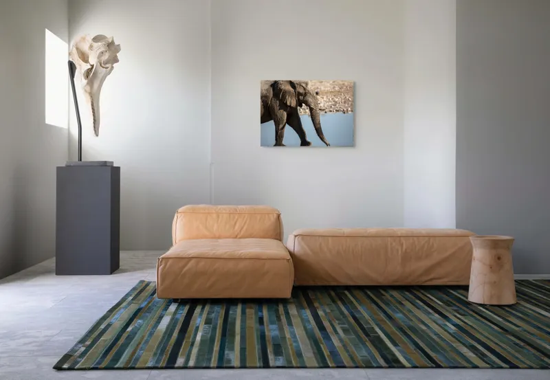Tablou Canvas, "Elefant în apropierea apei albastre", Elefant, Trunchi, Apă, Peisaj, Urechi, Natură, Textură, Maro, Reflecție, 70 x 50 cm – poza 8