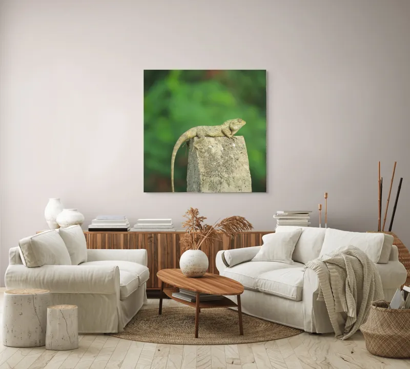 Tablou Canvas, "Șopârla contemplând orizontul verde", Șopârlă, Piatră, Verdeață, Natură, Odihnă, Solitudine, Calm, Echilibru, 100 x 100 cm – poza 3