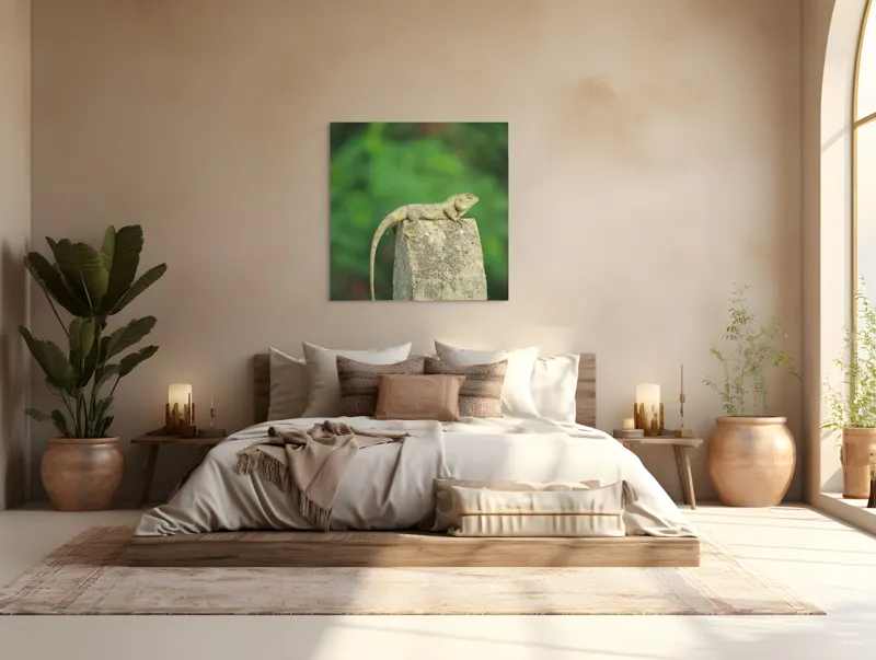 Tablou Canvas, "Șopârla contemplând orizontul verde", Șopârlă, Piatră, Verdeață, Natură, Odihnă, Solitudine, Calm, Echilibru, 100 x 100 cm – poza 4