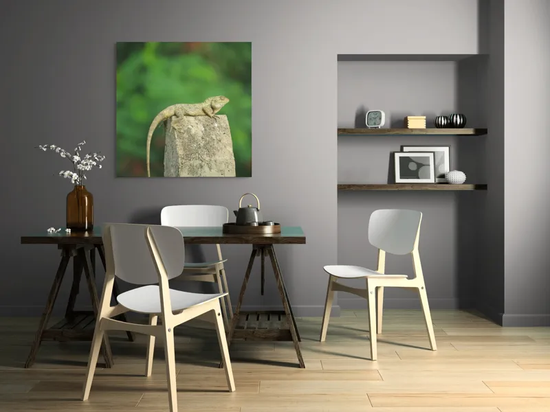 Tablou Canvas, "Șopârla contemplând orizontul verde", Șopârlă, Piatră, Verdeață, Natură, Odihnă, Solitudine, Calm, Echilibru, 100 x 100 cm – poza 6