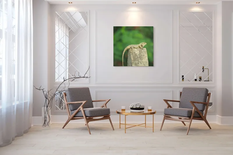 Tablou Canvas, "Șopârla contemplând orizontul verde", Șopârlă, Piatră, Verdeață, Natură, Odihnă, Solitudine, Calm, Echilibru, 100 x 100 cm – poza 7
