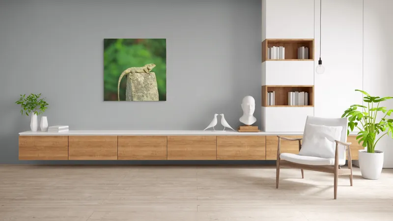 Tablou Canvas, "Șopârla contemplând orizontul verde", Șopârlă, Piatră, Verdeață, Natură, Odihnă, Solitudine, Calm, Echilibru, 100 x 100 cm – poza 8