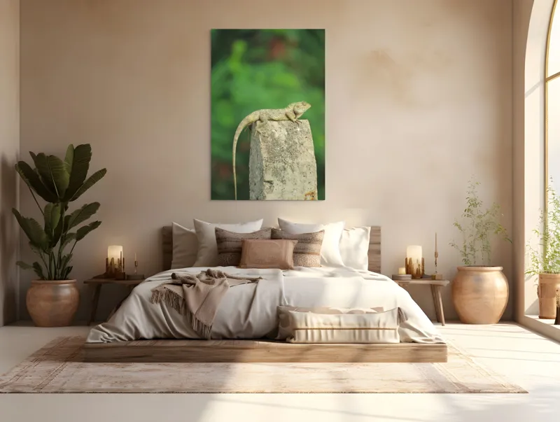 Tablou Canvas, "Șopârla contemplând orizontul verde", Șopârlă, Piatră, Verdeață, Natură, Odihnă, Solitudine, Calm, Echilibru, 100 x 150 cm – poza 3