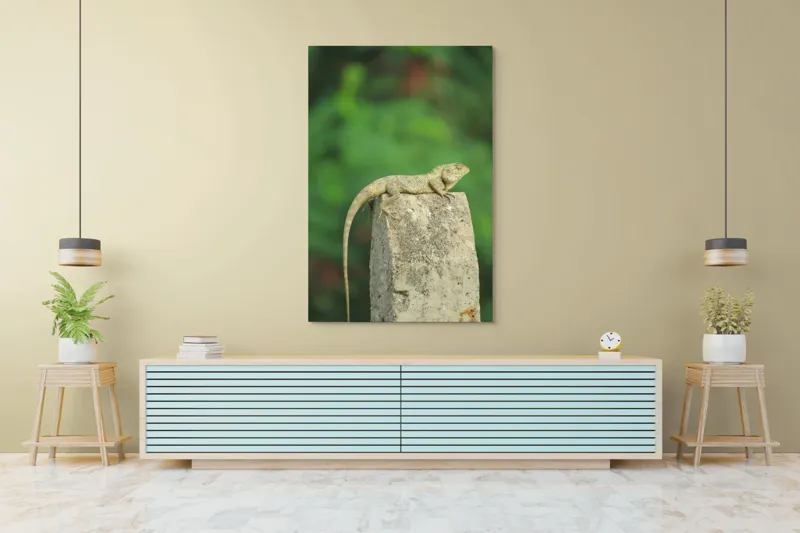 Tablou Canvas, "Șopârla contemplând orizontul verde", Șopârlă, Piatră, Verdeață, Natură, Odihnă, Solitudine, Calm, Echilibru, 100 x 150 cm – poza 4