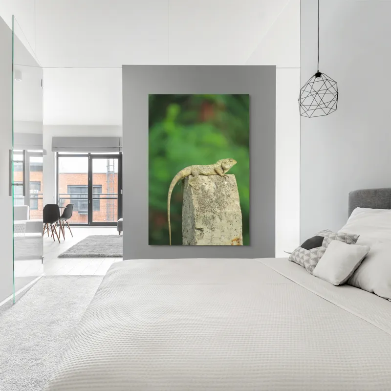 Tablou Canvas, "Șopârla contemplând orizontul verde", Șopârlă, Piatră, Verdeață, Natură, Odihnă, Solitudine, Calm, Echilibru, 100 x 150 cm – poza 5