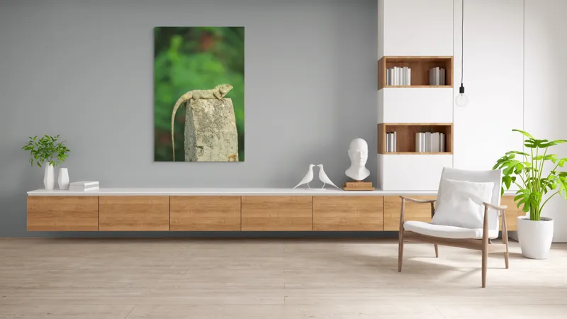 Tablou Canvas, "Șopârla contemplând orizontul verde", Șopârlă, Piatră, Verdeață, Natură, Odihnă, Solitudine, Calm, Echilibru, 100 x 150 cm – poza 8