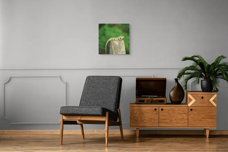 Tablou Canvas, "Șopârla contemplând orizontul verde", Șopârlă, Piatră, Verdeață, Natură, Odihnă, Solitudine, Calm, Echilibru, 50 x 50 cm – poza 6