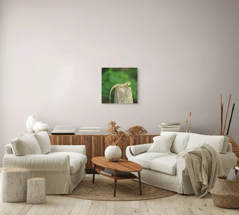 Tablou Canvas, "Șopârla contemplând orizontul verde", Șopârlă, Piatră, Verdeață, Natură, Odihnă, Solitudine, Calm, Echilibru, 50 x 50 cm – poza 7