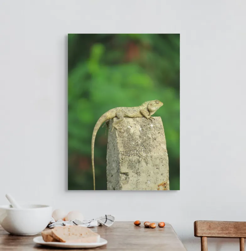Tablou Canvas, "Șopârla contemplând orizontul verde", Șopârlă, Piatră, Verdeață, Natură, Odihnă, Solitudine, Calm, Echilibru, 50 x 70 cm – poza 3