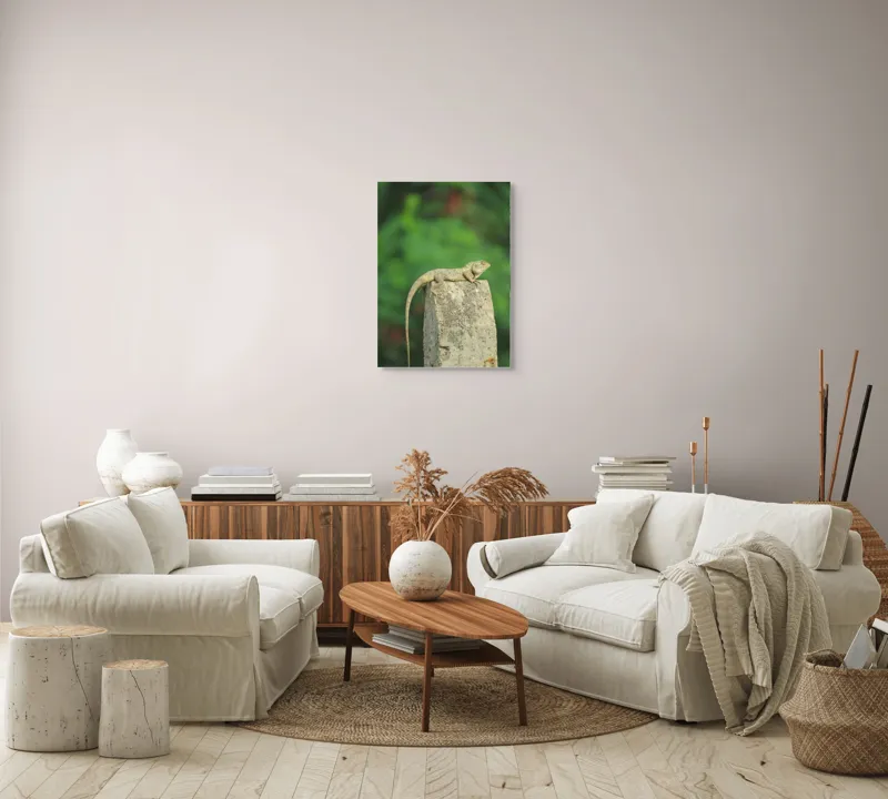 Tablou Canvas, "Șopârla contemplând orizontul verde", Șopârlă, Piatră, Verdeață, Natură, Odihnă, Solitudine, Calm, Echilibru, 50 x 70 cm – poza 4