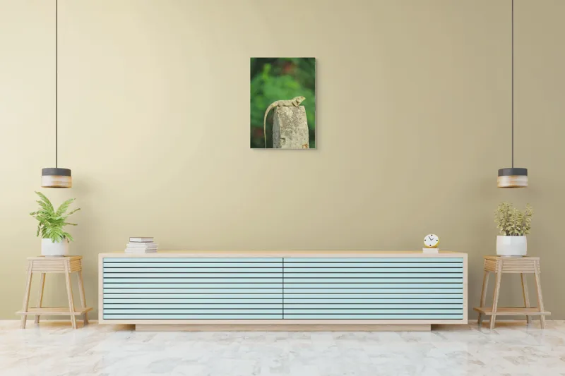 Tablou Canvas, "Șopârla contemplând orizontul verde", Șopârlă, Piatră, Verdeață, Natură, Odihnă, Solitudine, Calm, Echilibru, 50 x 70 cm – poza 6