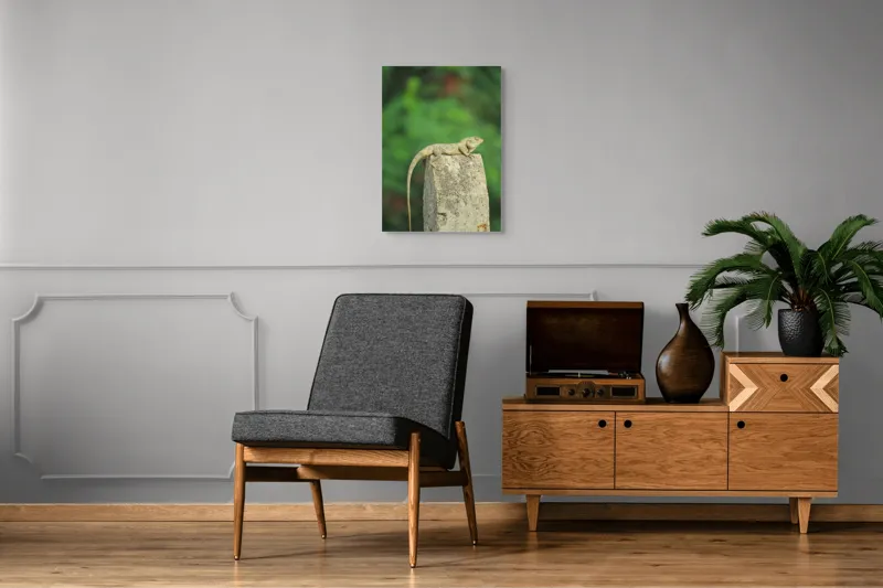 Tablou Canvas, "Șopârla contemplând orizontul verde", Șopârlă, Piatră, Verdeață, Natură, Odihnă, Solitudine, Calm, Echilibru, 50 x 70 cm – poza 8