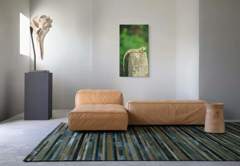 Tablou Canvas, "Șopârla contemplând orizontul verde", Șopârlă, Piatră, Verdeață, Natură, Odihnă, Solitudine, Calm, Echilibru, 50 x 90 cm – poza 5