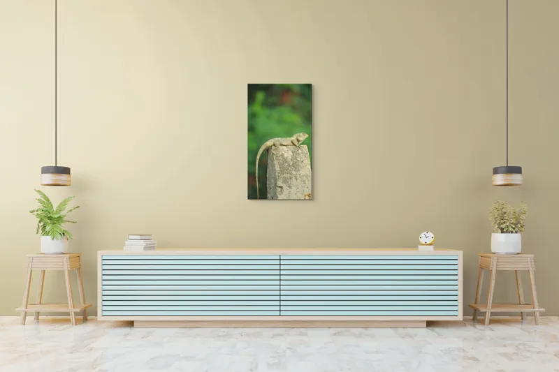 Tablou Canvas, "Șopârla contemplând orizontul verde", Șopârlă, Piatră, Verdeață, Natură, Odihnă, Solitudine, Calm, Echilibru, 50 x 90 cm – poza 6