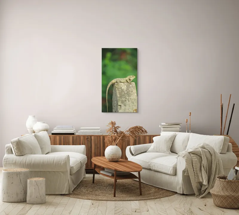 Tablou Canvas, "Șopârla contemplând orizontul verde", Șopârlă, Piatră, Verdeață, Natură, Odihnă, Solitudine, Calm, Echilibru, 50 x 90 cm – poza 7