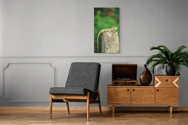 Tablou Canvas, "Șopârla contemplând orizontul verde", Șopârlă, Piatră, Verdeață, Natură, Odihnă, Solitudine, Calm, Echilibru, 50 x 90 cm – poza 8