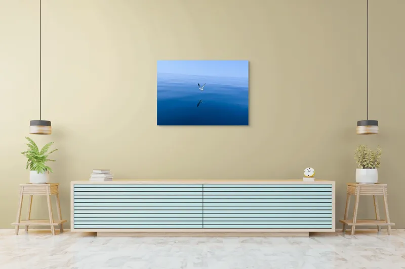 Tablou Canvas, "Pescărușul și oglinda mării albastre", Cer, Pescăruș, Reflecție, Ocean, Liniște, Vedere, Albastru, Volemoseniac., 100 x 70 cm – poza 4